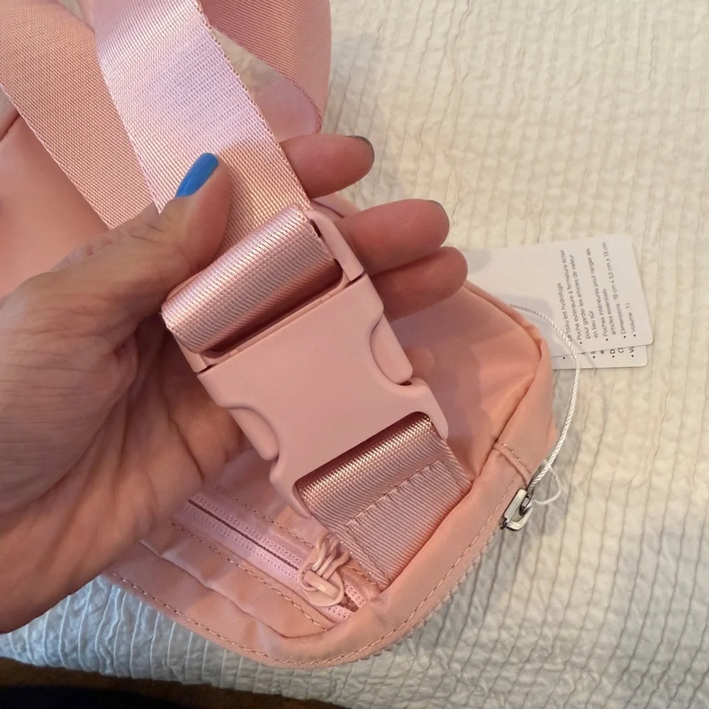 ** NWT ** Lululemon Everywhere Belt Bag in DECO PINK - Picture 6 of 6
